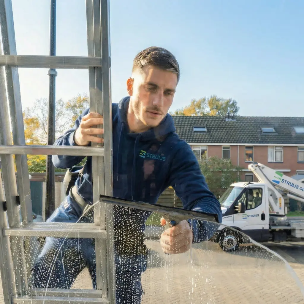 Glazenwasser van Struijs aan het werk aan een gevel in Zuid-Holland