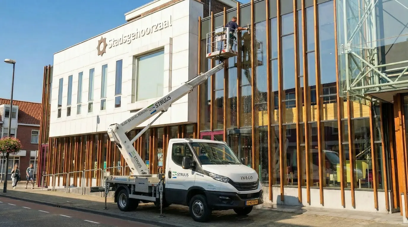 Glasbewassing en onderhoud van de haakse delen van de omlijstingen door Struijs